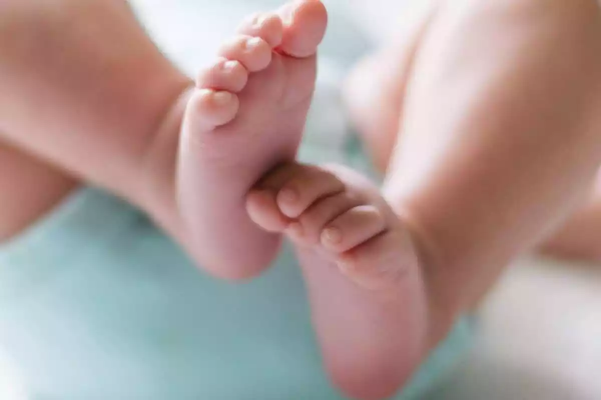 Primer pla dels peus d'un bebè