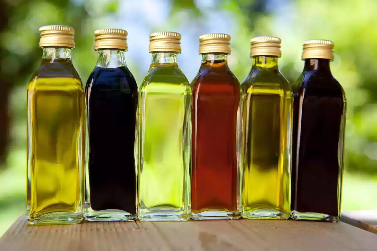 Foto d'ampolles amb vinagre de diferents colors