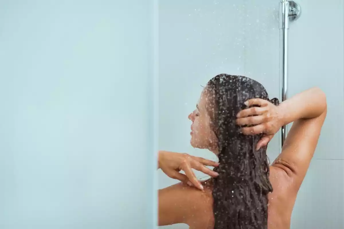 Chica dándose una ducha