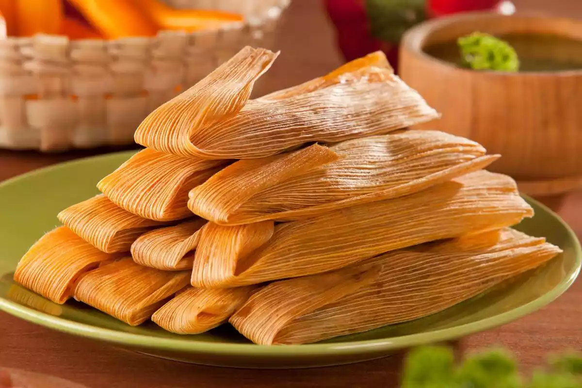 Tamales mexicanos encima de un plato